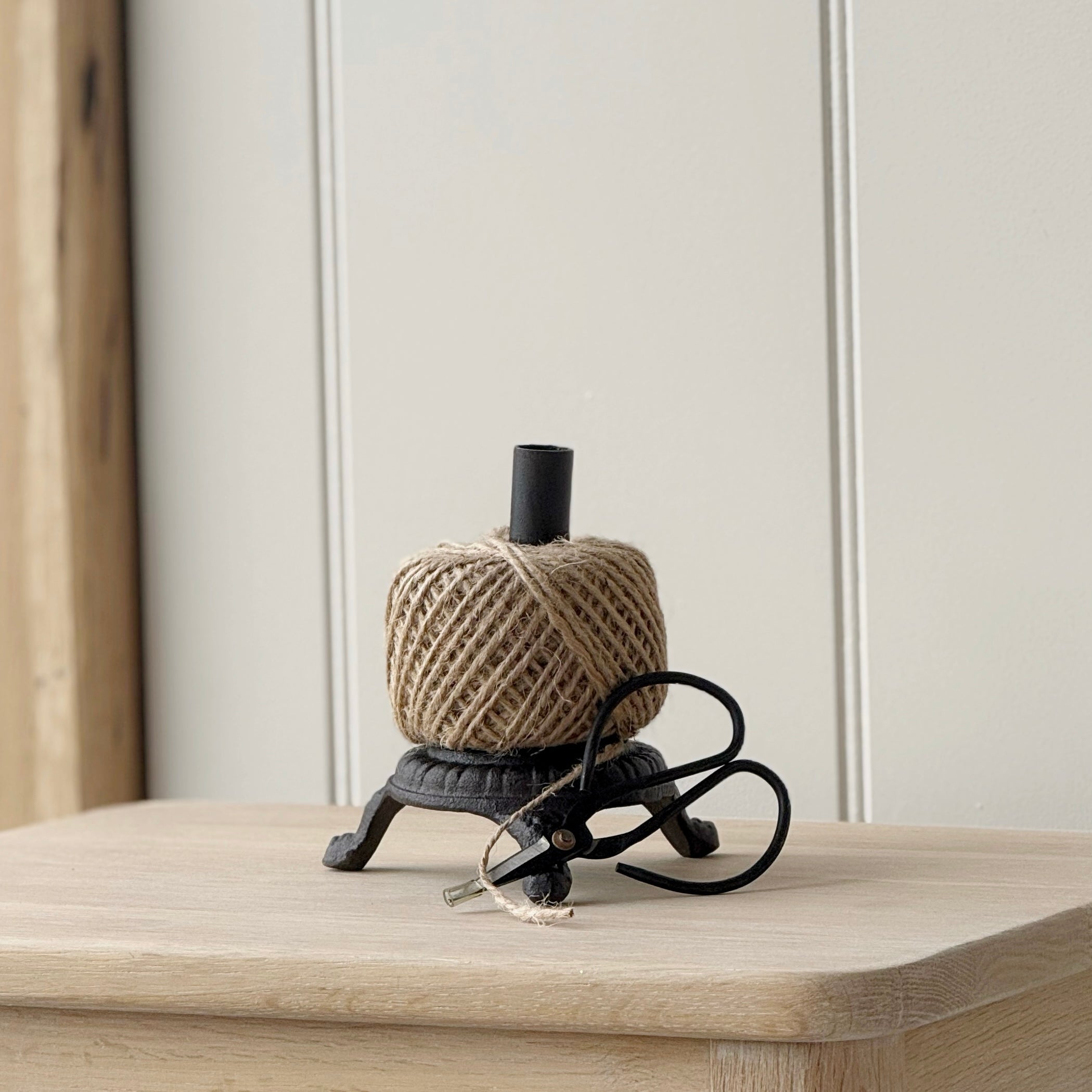 String & Scissor Stand