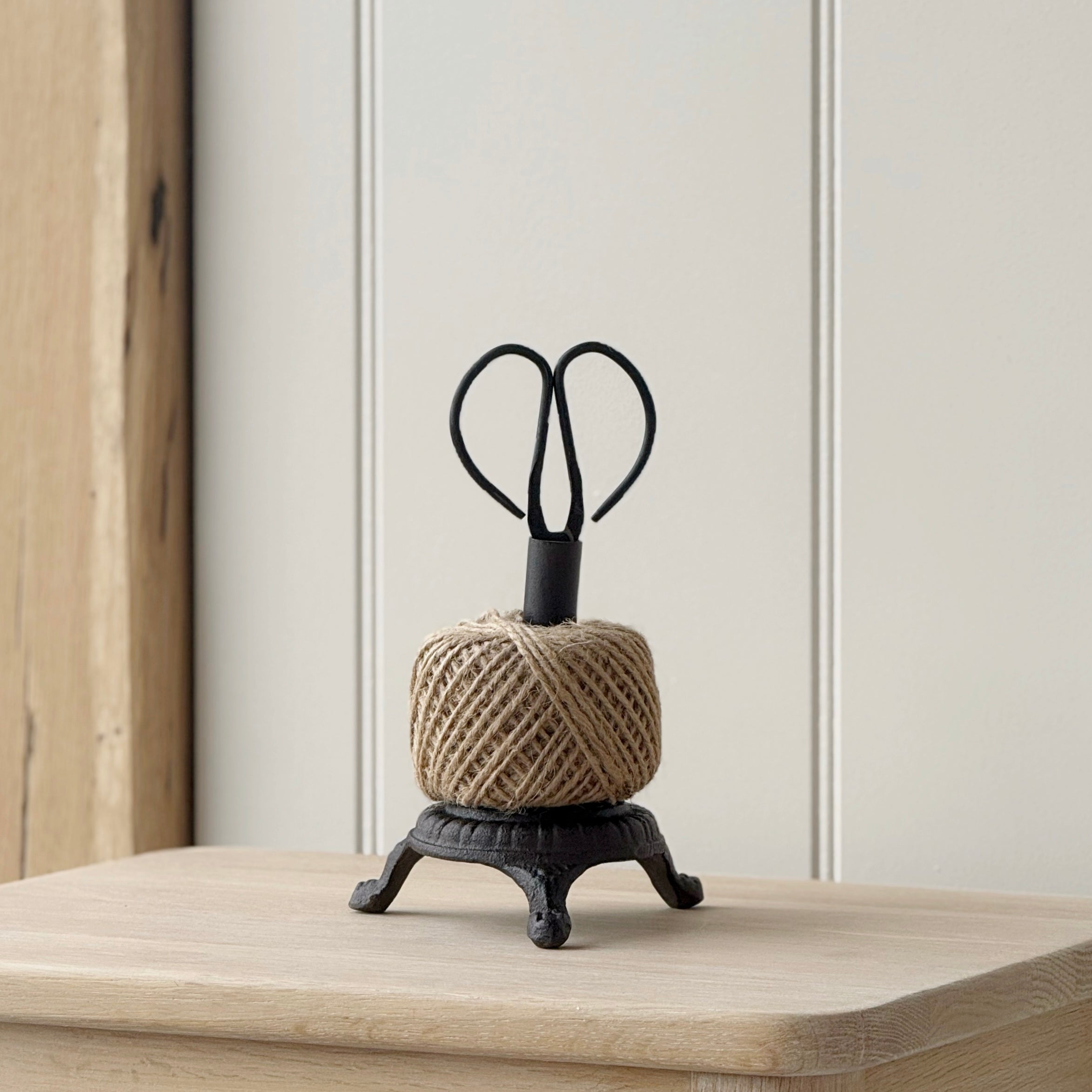 String & Scissor Stand